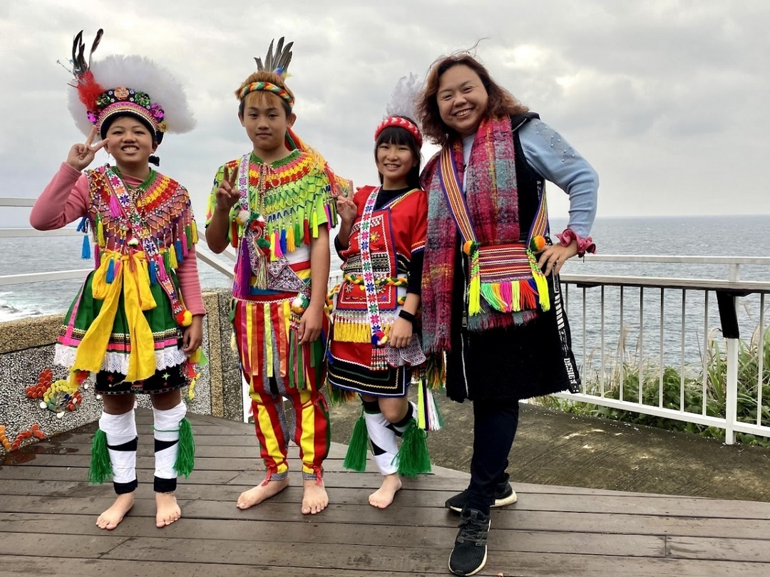 校長與學生合影阿美族特色服裝自製編輯畢業紀念冊